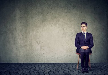 Görüşme için bekleyen genç adam