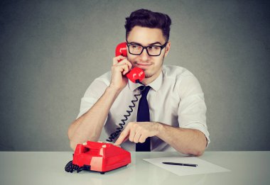 Telefon görüşmesi ofiste olan satıcı