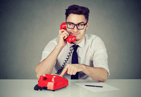 Säljare med telefonsamtal i office — Stockfoto
