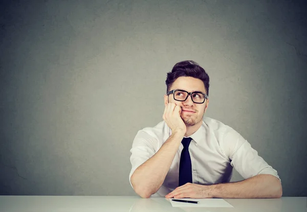 Tagträumende Büroangestellte im Büro — Stockfoto