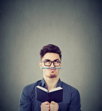 Sıkıntıdan yorgun neşelenmeye adam