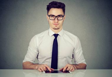 Ciddi adam tablet işyerinde kullanma