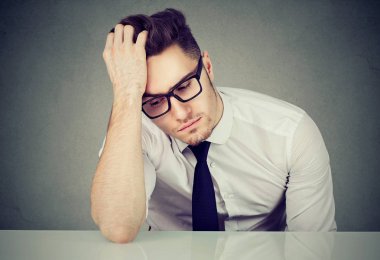 Office üzgün erkek işçi