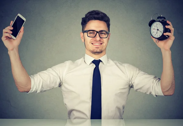 Trabajador de oficina con smartphone y reloj — Foto de Stock