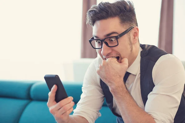 Homme effrayé regardant téléphone dans la peur — Photo