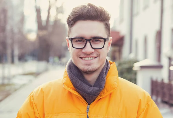 Allegro uomo casuale sorridente alla macchina fotografica — Foto Stock