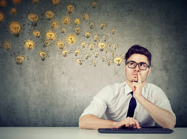 Contemplando jovem empreendedor olhando para cima — Fotografia de Stock