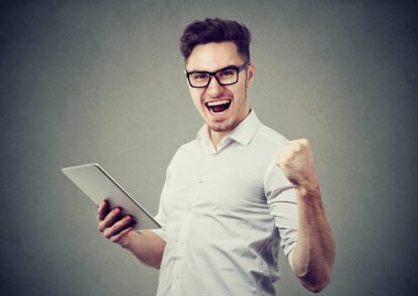 Mutlu adam kutluyor online kazanmak