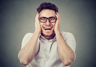 Süper heyecanlı adam kameraya bakan