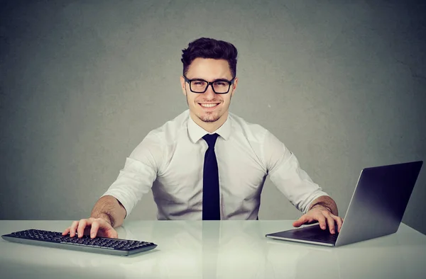 Zufriedene junge Büroangestellte mit Multitasking — Stockfoto