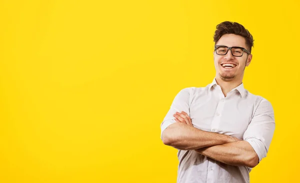 Hombre guapo alegre con peinado de moda y bigote, ríe felizmente — Foto de Stock