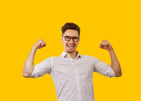 Junger Mann mit Brille hält Hände in die Höhe und feiert den Erfolg — Stockfoto