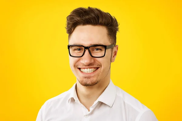 Lustiger junger Mann mit weißem Hemd und Brille — Stockfoto