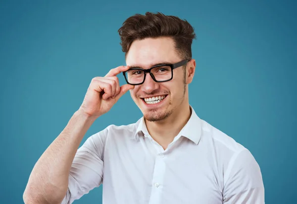 Glücklicher junger Mann mit weißem Hemd und Brille — Stockfoto