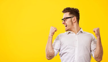 Adam başarı ile yumruk kadar memnun