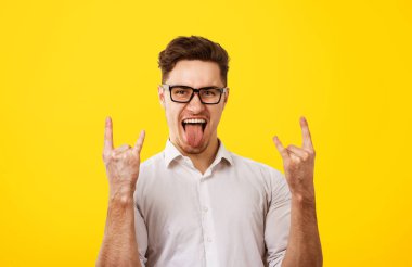 Funky çocuk kameraya el hareketi