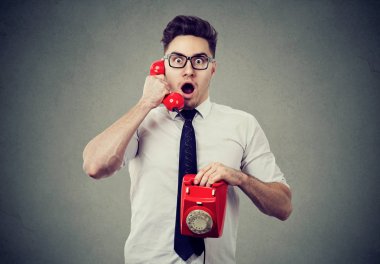 Telefonda konuşan hayran şok adam 