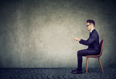 Bilgisayarınızda yazmak rol görünmez masada oturan iş adamı