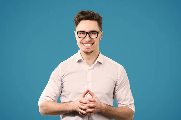 Hombre guapo alegre sobre fondo azul — Foto de Stock