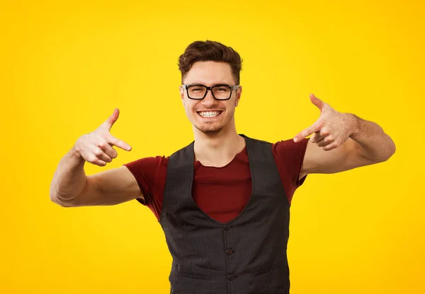 Porträt eines jungen Mannes in stylischem coolen Outfit und Brille, der ausdrucksstark posiert — Stockfoto