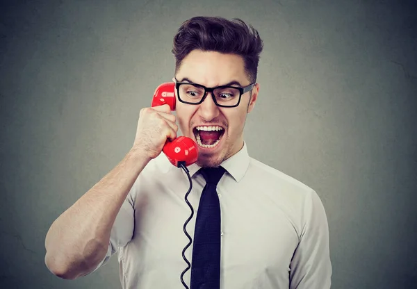 Злой сумасшедший бизнесмен кричит по телефону — стоковое фото