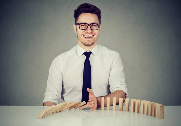Uomo d'affari fermare l'effetto domino — Foto Stock