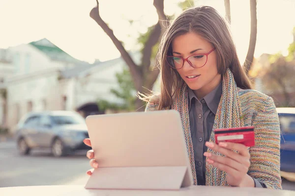 Mujer haciendo una transacción en línea con tarjeta de crédito — Foto de Stock