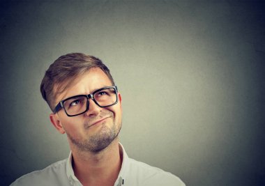 Şüpheli adam tefekkür ararken