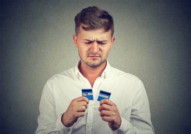 Kötü kredi geçmişi ile üzgün adam
