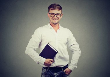 Kitap ile yakışıklı gülümseyen öğrenci