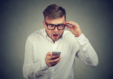 Bardaklarda telefon izlerken şok adam