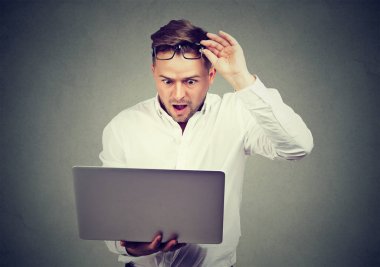 Şok adam mutlu haber üstünde laptop ile