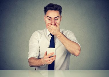 Hayret şok adam telefon mesajı okuma 