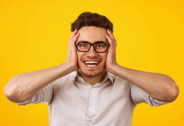 Mutlu bir şekilde şok adam kafasına elele