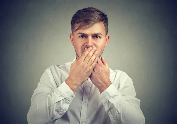 Homem cobrindo a boca em silêncio — Fotografia de Stock