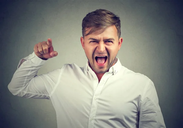 Boze man wijzend op de camera in schuld — Stockfoto