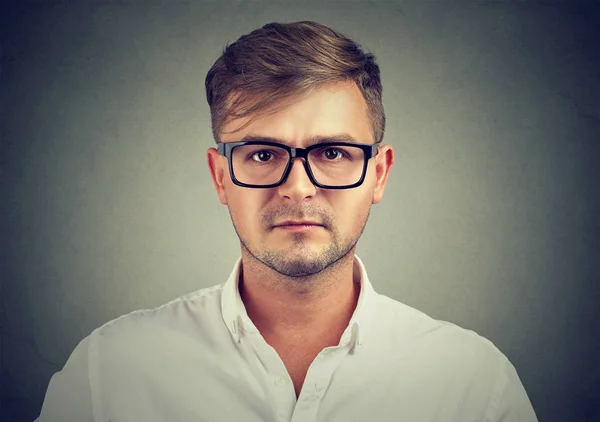 Homme sérieux en lunettes et chemise — Photo