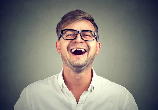 Rindo homem bonito em óculos — Fotografia de Stock