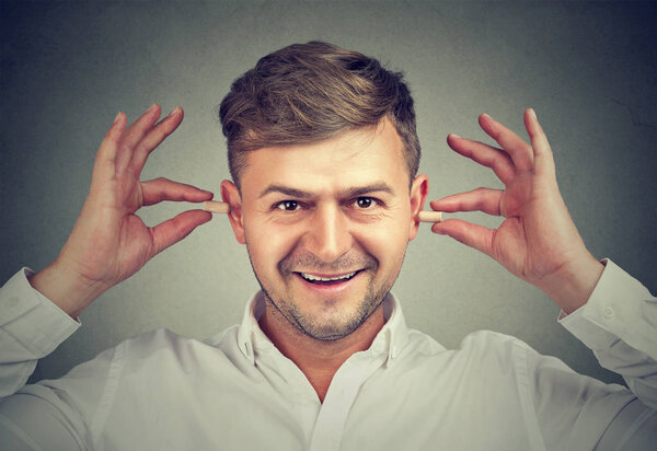 Человек избегает шума с затычками
