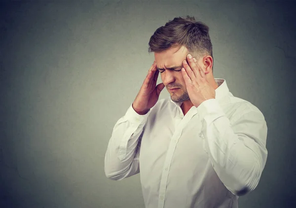 Stressbelasteter Mann leidet unter Kopfschmerzen — Stockfoto