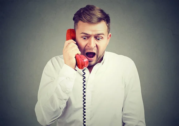 Homem chocado ter notícias no telefone — Fotografia de Stock