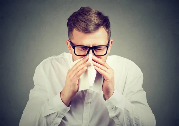 Orang sakit memiliki bersin flu — Stok Foto