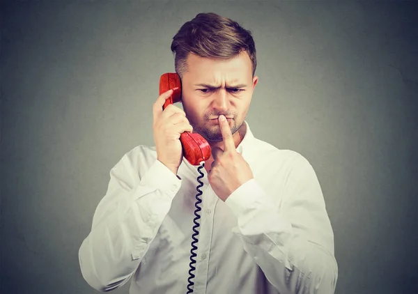 Człowiek mając dylemat podczas rozmowy telefonicznej — Zdjęcie stockowe