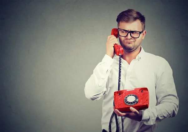 Förvirrad man tala på telefon — Stockfoto