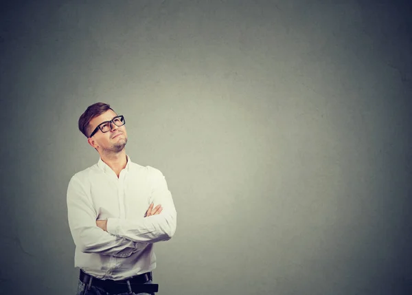 Nadenkend man in brillen opzoeken — Stockfoto