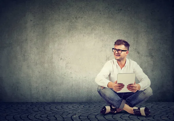 Moderne man met laptop op verdieping — Stockfoto