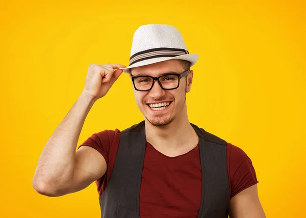 Alegre hipster en sombrero sonriendo a la cámara — Foto de Stock