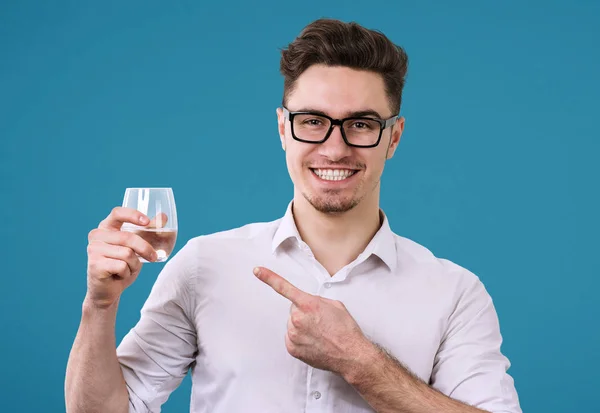 Man met glas drinken inhoud — Stockfoto