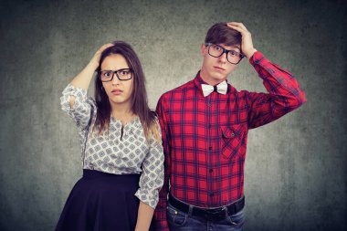 Şok unutkan çift erkek ve kadın kafasına elele