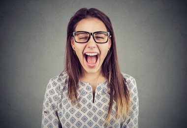 Genç kızgın histerik kadın frustrtaion içinde çığlık 
